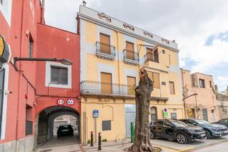 Edifici a De l'ajuntament 2. Venta de edifico completo en el centro de la jonquera.