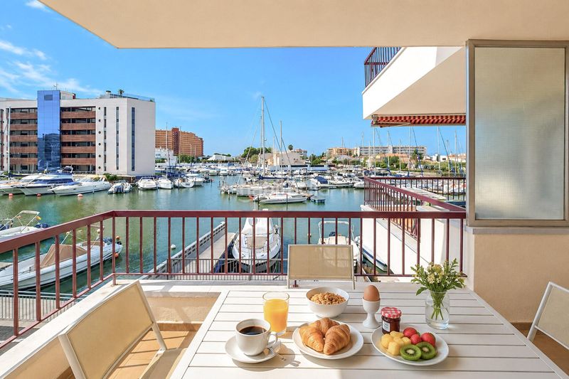 Foto 116a652f-5f16-4206-95d7-de296d94598b. Apartamento terraza con vistas al canal y parking privado en santa margarita en Roses