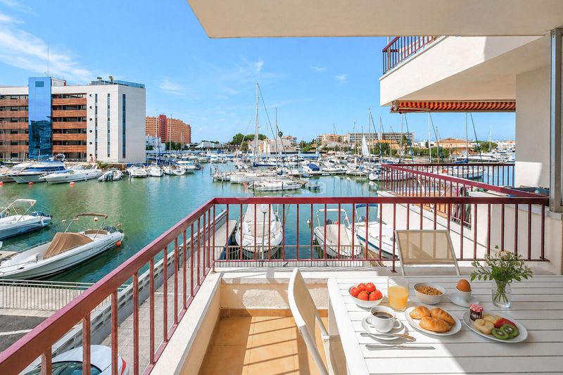 Foto 331f67f1-09f9-4553-9729-8cd30a395526. Apartamento terraza con vistas al canal y parking privado en santa margarita en Roses