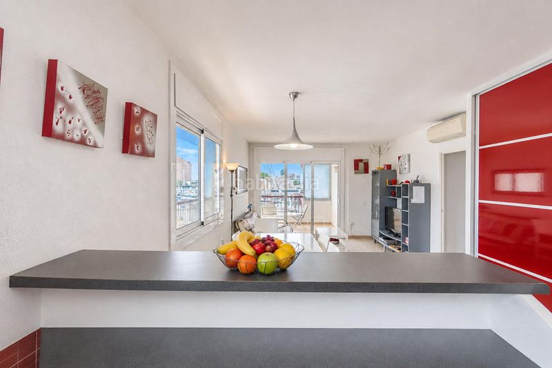 Foto 632ed245-6ab1-4caa-9ae1-fa61e4357240. Apartamento terraza con vistas al canal y parking privado en santa margarita en Roses