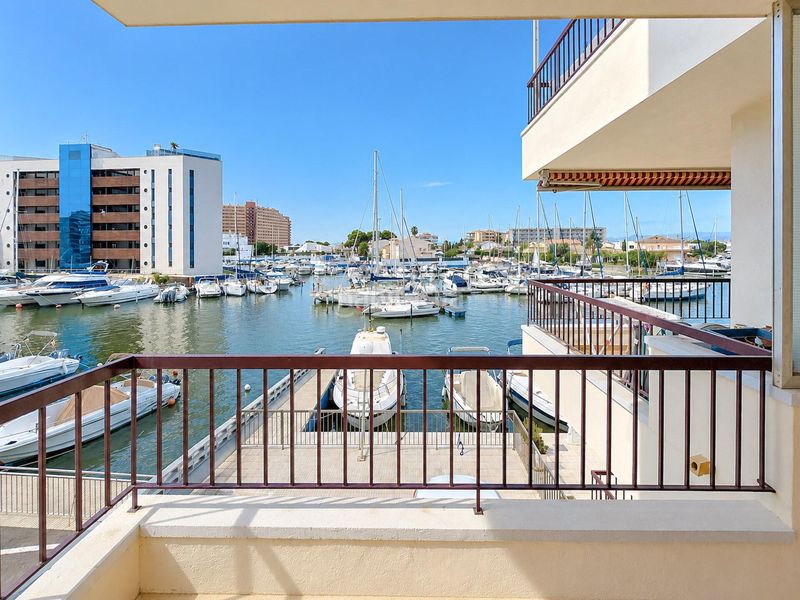 Foto 7ad26b66-fc42-4a28-b8d7-890e1cb77f1f. Apartamento terraza con vistas al canal y parking privado en santa margarita en Roses