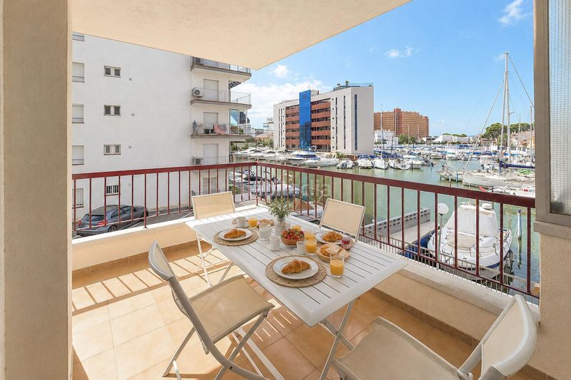 Foto 85c588fa-ccfe-409e-a403-23db8dfd3e76. Apartamento terraza con vistas al canal y parking privado en santa margarita en Roses