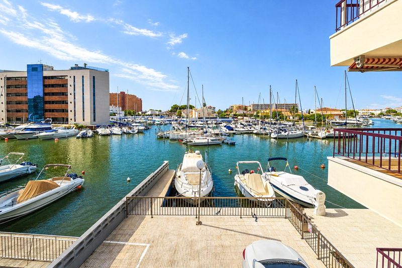 Foto bd25f17b-6b6c-4df5-adf2-ce2354d73eb7. Apartamento terraza con vistas al canal y parking privado en santa margarita en Roses