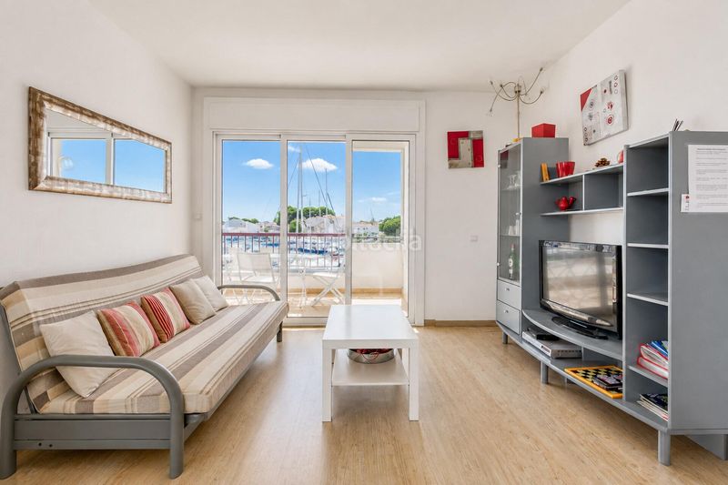 Foto d0d63b64-7610-433f-a4ab-bd0a41260f64. Apartamento terraza con vistas al canal y parking privado en santa margarita en Roses