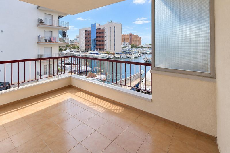Foto e037593d-732b-4f96-842d-0038a626737a. Apartamento terraza con vistas al canal y parking privado en santa margarita en Roses