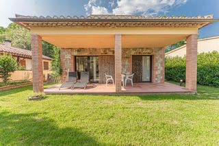 Chalet in La resclosa. Casa independiente con jardín en sant llorenç de la muga
