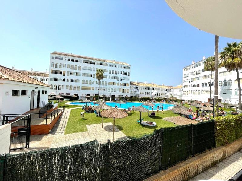 Foto 3962b516-7a7c-4550-8116-93c3ed3cf46e. Apartamento piso en venta complejo residencial con piscina y jardines en El Portil