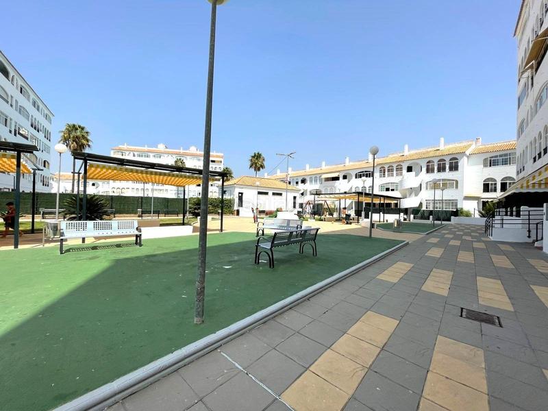 Foto b4aa3d5e-6140-40bb-9c10-fba5dbf84606. Apartamento piso en venta complejo residencial con piscina y jardines en El Portil