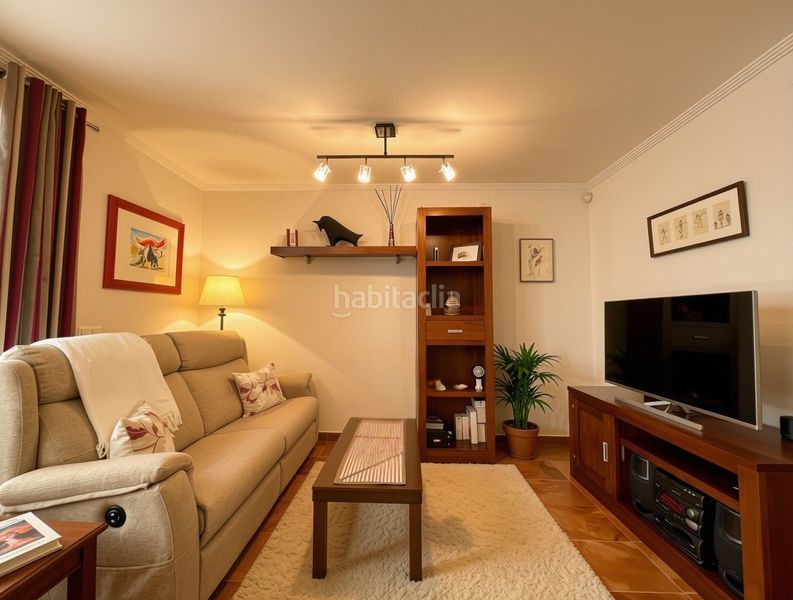 Foto b1cb37fc-cd11-4992-804a-c66bc1e05f1e. Casa adossada amb piscina a El Portil