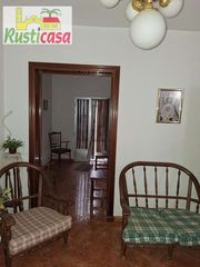 Casa  Frentona. Casa con cuatro habitaciones.