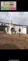 Finca rústica  Guadalimar. Casa con olivas.