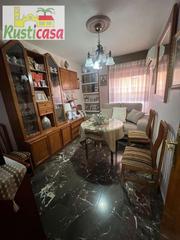 Pis  Sevilla bl4. Vivienda de cuatro dormitorios con piscina comunitaria.
