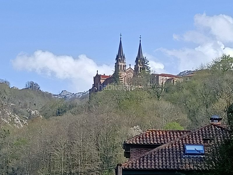 Foto df94d5d8-fbc6-49e2-b36d-d6a459ee1dd0. Casa adossada a avenida covadonga 4 a Cangas de Onís