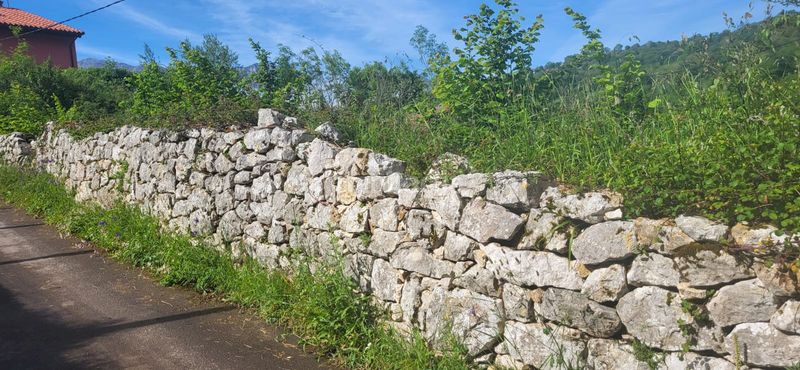 Foto fedce820-310a-4e68-81af-79c00c98ecfb. Edificio en lugar puertas 1 en Cabrales