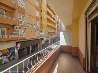 Appartement à Calle dahellos 2. Piso con 8 habitaciones centro de elda