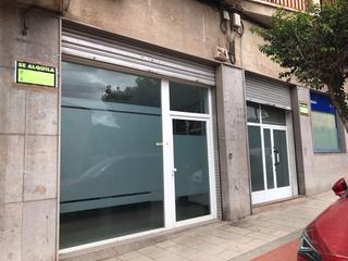 Lloguer Local Comercial a Avenida de las acacias 9. Local de negocio con 2 grandes escaparates