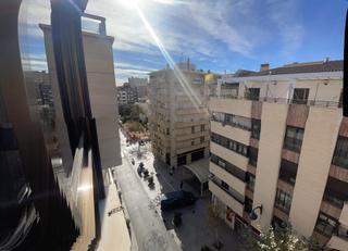 Appartamento in Calle antonino vera 49. Piso ideal para inversión en alquiler habitacional o familias nu