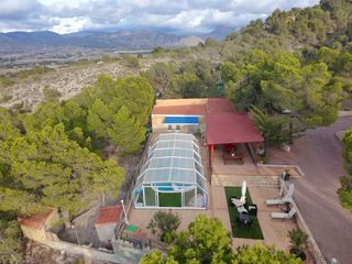 Rent Chalet in Partida camara 7046. Chalet en alquiler con piscina cubierta y pista de padel.