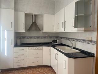 Miete Etagenwohnung  Calle pedrito rico 19. Piso esquina con dos salones