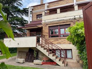 Haus  Logroño - avenida madrid. Adser fincas inmobiliaria presenta en venta chalet pareado de lu