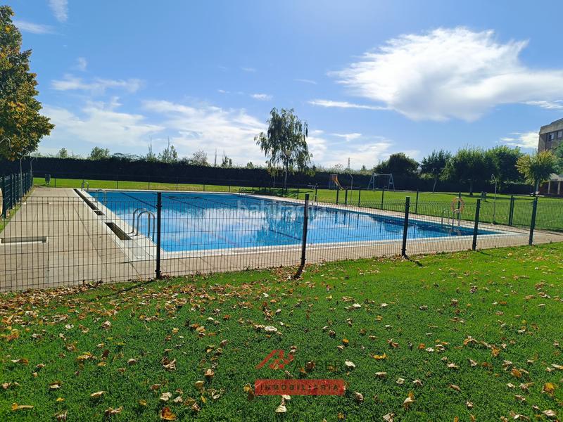 Foto a8d58f26-ab7b-48dd-8a14-7f8d0d21f2bf. Casa a schiera con riscaldamento parcheggio piscina in Logroño