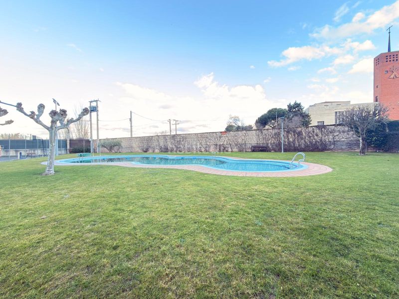 Foto 543d47e9-5c28-4989-af82-88eb309447f7. Casa amb aparcament piscina a Avenida Madrid Logroño