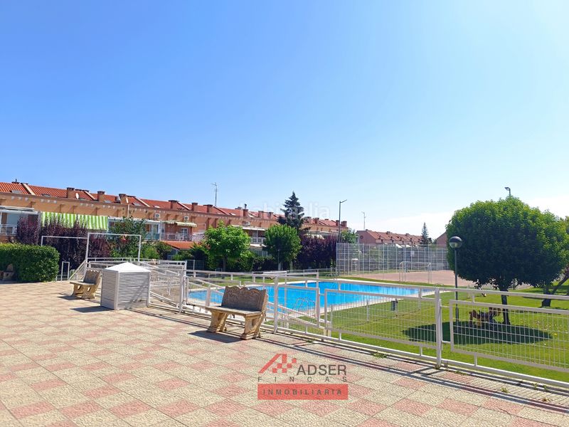 Foto 542ee3c1-e905-4077-bcf2-9f49c085c679. Casa adossada amb calefacció aparcament piscina a Lardero