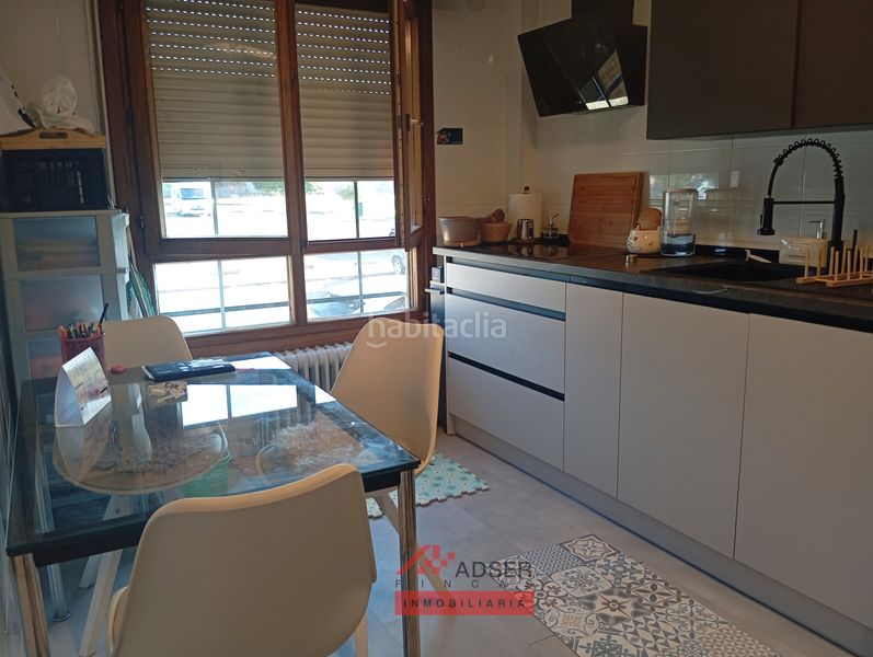 Foto d08dd53b-522d-4768-bfa3-2117739021bd. Casa amb calefacció aparcament piscina a Lardero