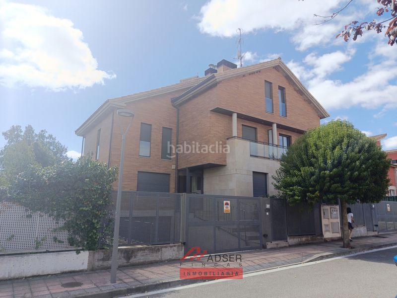 Foto b26732f7-35d2-4003-95af-1abb3cfc1e6e. Casa aparellada amb calefacció aparcament piscina a Navarrete
