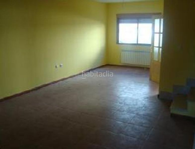 Foto e5b9710e-a443-4ec9-9d40-757a1793d9d9. Casa adossada amb aparcament a Escalona