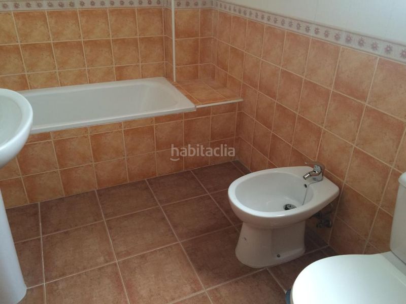 Foto b1772c02-2e09-4137-adc3-3ad1753f9354. Casa adossada amb aparcament a Almonte Almonte