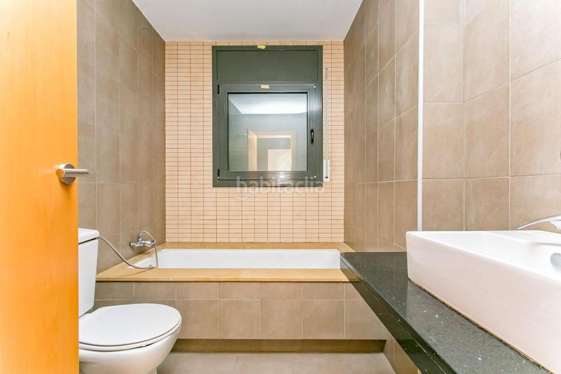 Foto b58b8fd0-d3e1-4d2a-a1d7-59fce7dca0fe. Edificio in Gelida