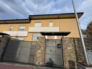 Casa adosada  Calle de briones. Casa pareada en venta