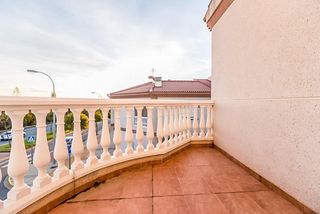 Casa adossada a Plaza de la Luz. Casa adosada (ocupada/ sin posesión) en el ejido