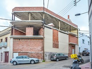 Edifici  Carrer de cabanyes 83. Edificio en obra parada en sant feliu de guixols, girona