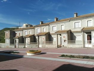 Semi detached house  Paseo san juan de la cruz. Promoción de 4 adosados en obra parada en la carolina, jaén