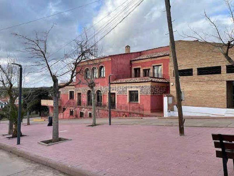 Foto b80dfa66-a67e-4b45-b3fb-089de139049a. Edificio en calle rafael alberti 1 edificio hotelero en venta de los santos, jaén en Montizón