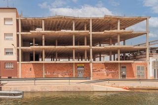 Édifice à Sant Jaume d´Enveja. Edificio en obra parada para en sant jaume d'enveja,  tarragona