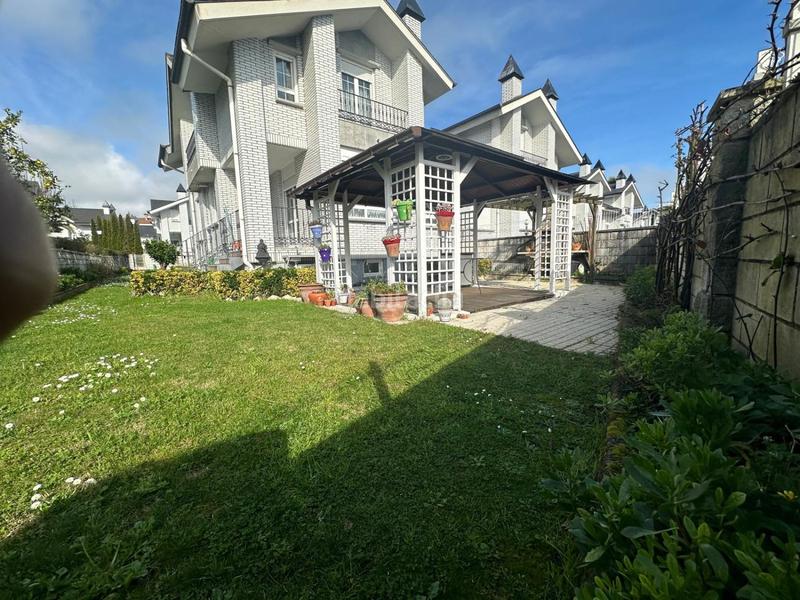 Foto 48abe8ed-d2d6-4cc1-bdf5-87fab33cb87a. Chalet con riscaldamento parcheggio piscina in Arnuero