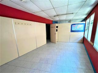 Local commercial à Valentin de berriotxoa 28. Local com. en venta en basauri, 11 despachos.