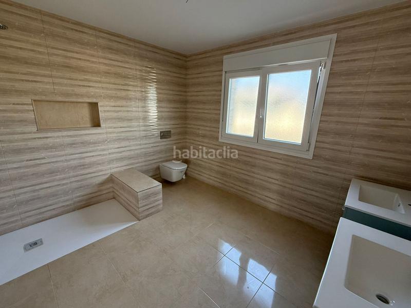 Foto 5913b4f2-56e4-48a1-b818-84e1900547f8. Chalet  en venta en pueblo, 4 dormitorios. en Meruelo