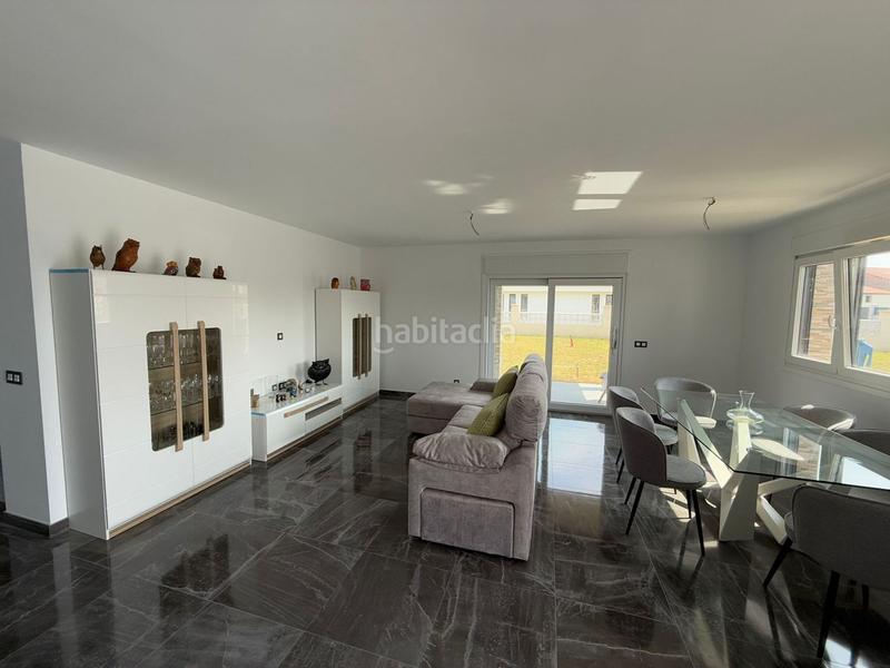 Foto ab1c360e-5eca-49ab-b300-a2de286e4919. Chalet  en venta en pueblo, 4 dormitorios. en Meruelo