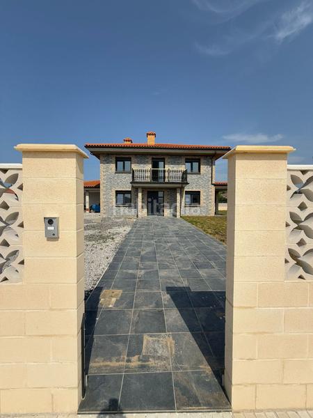 Foto b02a0661-bba6-445b-b872-ccb3926da707. Chalet  en venta en pueblo, 4 dormitorios. en Meruelo
