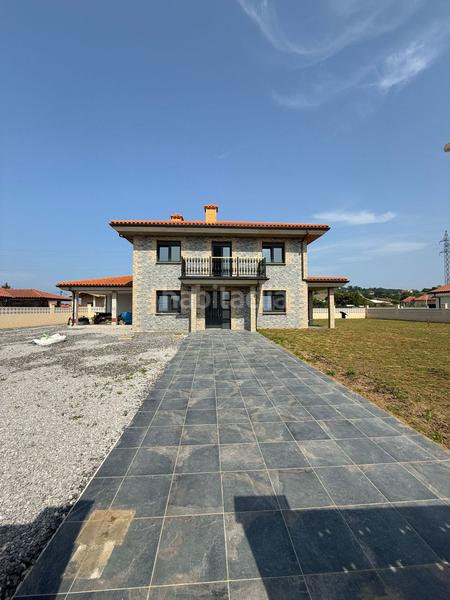 Foto b8e11de2-3ec2-43f1-9818-32cc7d50320e. Chalet  en venta en pueblo, 4 dormitorios. en Meruelo