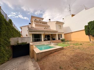 Casa  General aguilera. Casa en venta en centro, 4 dormitorios.