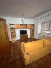 Lloguer Pis  Avenida del riato. En alquiler piso de tres habitaciones