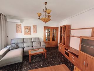 Rent Flat in Calle herradores 1. Se alquila amplio y luminoso piso en calle herradores