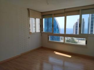 Apartament a Calle presidente adolfo suárez 1. ¡vive frente al mar en la playa de poniente! apartamento de 2 ha