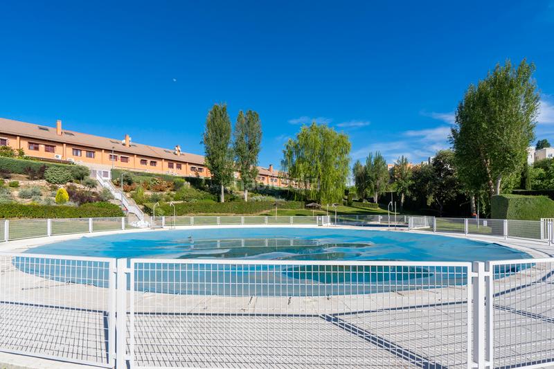 Foto 1a846749-191d-43df-896e-abe50c70420e. Semi detached house with fireplace heating parking pool in Móstoles