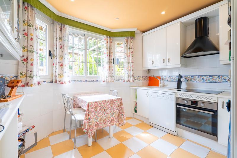 Foto 2ad87b41-4750-4741-bf06-25be27cf231d. Semi detached house with fireplace heating parking pool in Móstoles